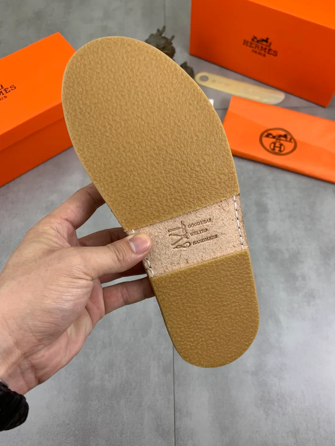Men's men's shoes 💰P360 new model (genuine leather outsole series) new colors are coming simultaneously on the official website [HERMES] Hermès series: original development, original anatomy display, exclusive outsole [Material] Sole: original genuine leather sole with cow essence film 🌸. Fabric Original calfskin Lining: Imported cowhide, delicate and soft Code number: 38-44